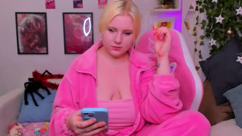 art_lovee_ online show from December 20, 2025, 1:12 am