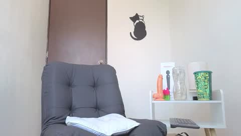   online show from October 24, 2025, 2:35 pm