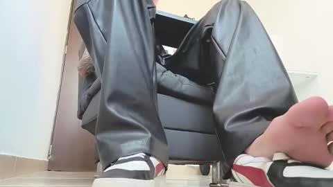   online show from October 28, 2025, 12:52 pm