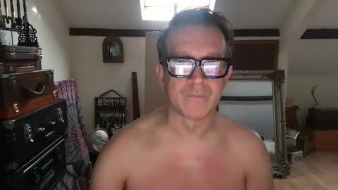 artisterotic online show from November 20, 2025, 9:42 am