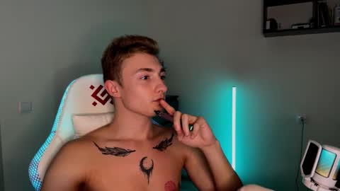 Snapshot of arturr_scott chatting on November 12, 2025, 11:10 am arturr_scott online show from November 12, 2025, 11:10 am