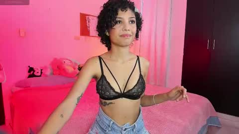 Snapshot of ary_and_kel chatting on December 1, 2025, 9:53 pm Ariana and Kelsieh online show from December 1, 2025, 9:53 pm