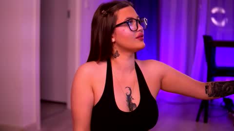 Lunaa  online show from October 24, 2025, 6:37 pm