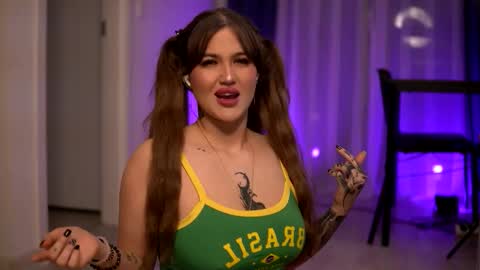 Lunaa  online show from November 17, 2025, 7:08 pm