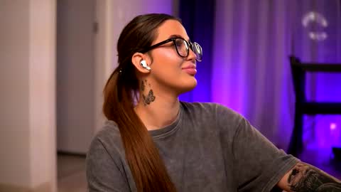 Lunaa  online show from November 25, 2025, 7:03 pm