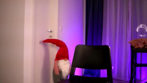 Lunaa  online show from December 18, 2025, 8:04 pm