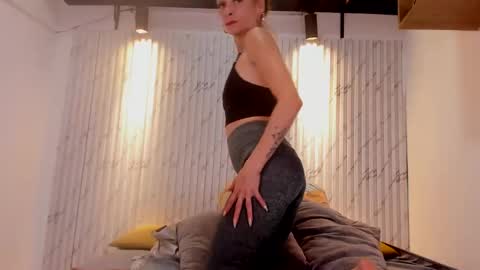 ashlybenison online show from January 16, 2025, 2:09 am