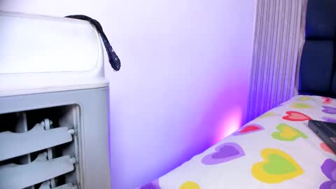 ashlybenison online show from January 24, 2025, 7:19 am