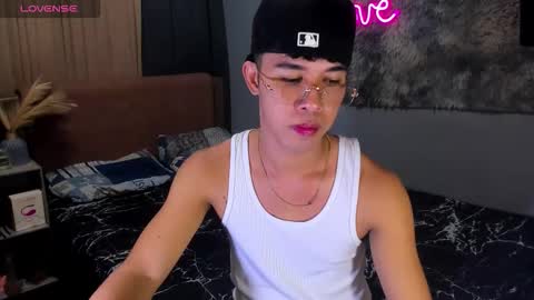 asiancum_peter online show from November 5, 2025, 2:33 am