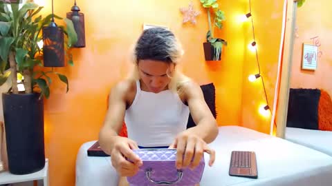 Snapshot of aslyhernandez chatting on December 7, 2024, 10:56 am ASLY online show from December 7, 2024, 10:56 am