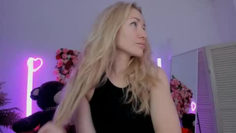 Snapshot of astramonroe chatting on June 4, 2026, 7:25 am astramonroe online show from June 4, 2026, 7:25 am