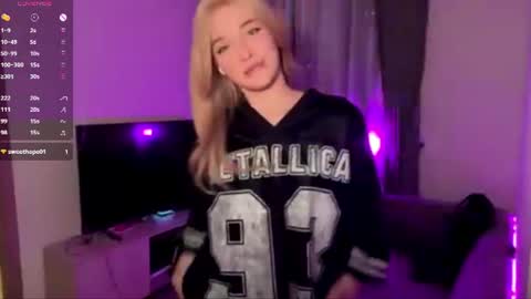 Snapshot of astridmosss chatting on July 25, 2026, 12:25 pm Maya online show from July 25, 2026, 12:25 pm