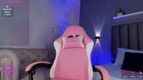 Snapshot of atenea_jones_ chatting on October 14, 2025, 2:18 pm Atenea online show from October 14, 2025, 2:18 pm