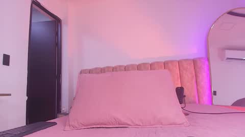 auroraa_miller online show from February 5, 2026, 11:59 am