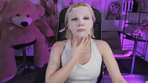 aurorawrenfield online show from December 23, 2025, 12:30 am