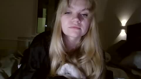 AuroraXRoses online show from October 25, 2025, 4:57 pm