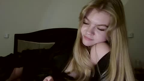 AuroraXRoses online show from November 6, 2025, 8:32 pm