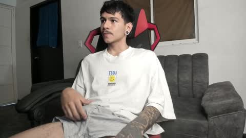 Snapshot of austin_falcon chatting on January 21, 2025, 9:04 pm Austin online show from January 21, 2025, 9:04 pm