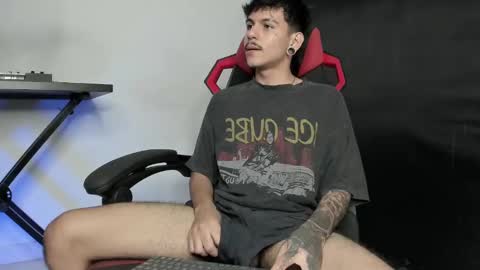 Snapshot of austin_falcon chatting on September 17, 2025, 8:32 pm Austin online show from September 17, 2025, 8:32 pm