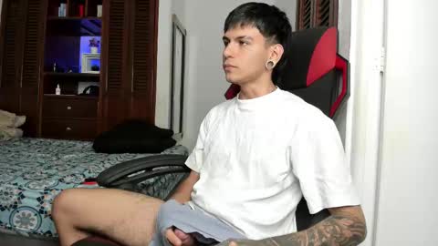 Snapshot of austin_falcon chatting on November 19, 2025, 8:20 pm Austin online show from November 19, 2025, 8:20 pm