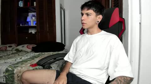 Snapshot of austin_falcon chatting on November 26, 2025, 9:05 pm Austin online show from November 26, 2025, 9:05 pm