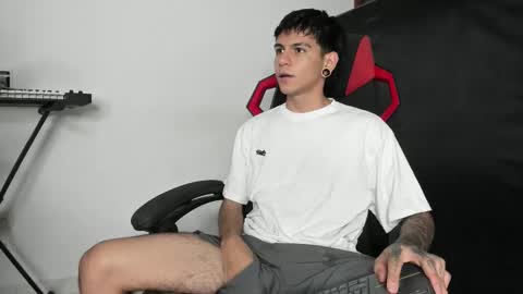 Snapshot of austin_falcon chatting on December 16, 2025, 8:14 pm Austin online show from December 16, 2025, 8:14 pm