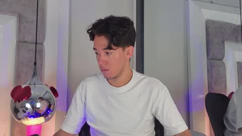 Snapshot of austinreeds chatting on April 6, 2026, 2:29 pm austinreeds online show from April 6, 2026, 2:29 pm