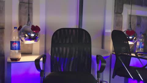 Snapshot of austinreeds chatting on April 13, 2026, 12:43 pm austinreeds online show from April 13, 2026, 12:43 pm