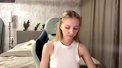 Snapshot of autumnroginson chatting on December 17, 2025, 2:12 pm Annie online show from December 17, 2025, 2:12 pm