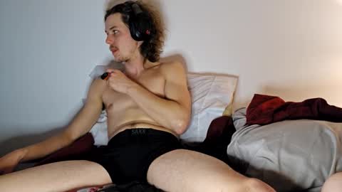 Snapshot of averageguytv chatting on September 19, 2025, 3:08 am averageguytv online show from September 19, 2025, 3:08 am