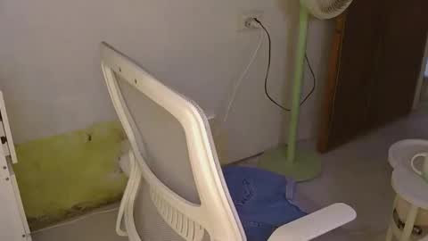 Snapshot of averageuncut1 chatting on April 12, 2026, 2:16 am Rhian online show from April 12, 2026, 2:16 am