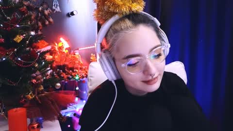 Snapshot of avi_nile chatting on December 22, 2024, 5:56 am Avriel online show from December 22, 2024, 5:56 am