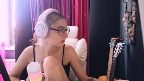 Snapshot of avi_nile chatting on June 11, 2026, 3:04 am Avriel online show from June 11, 2026, 3:04 am