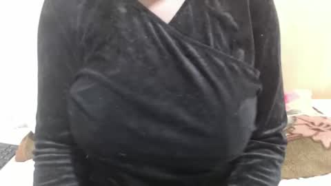 Snapshot of ayatie chatting on November 10, 2025, 10:03 am Ayie online show from November 10, 2025, 10:03 am