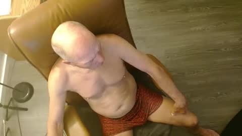 Snapshot of azmichael5 chatting on April 23, 2026, 12:26 pm Mike online show from April 23, 2026, 12:26 pm