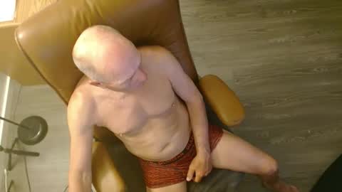 Snapshot of azmichael5 chatting on April 23, 2026, 12:29 pm Mike online show from April 23, 2026, 12:29 pm