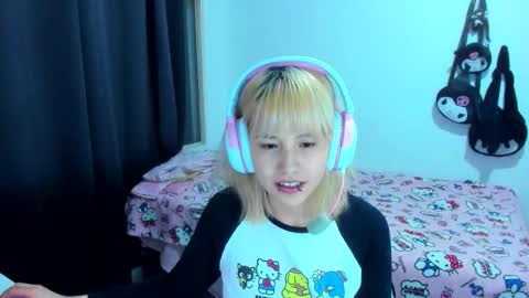 Azu Moure online show from December 4, 2025, 4:33 am