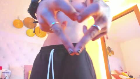 Anny online show from November 19, 2025, 4:01 am