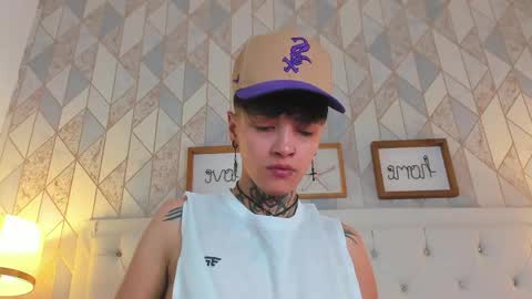 Anny online show from April 17, 2026, 4:04 am