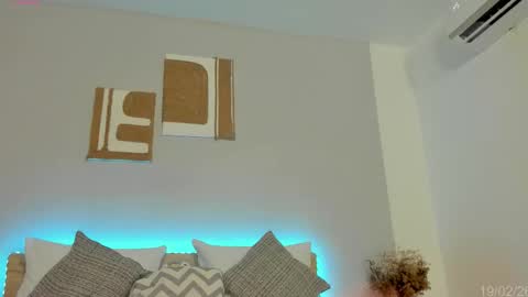 itzell  online show from February 20, 2026, 1:24 am