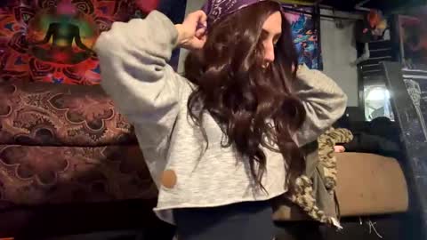 Snapshot of baby_buddha chatting on December 8, 2024, 1:13 am baby buddha  online show from December 8, 2024, 1:13 am