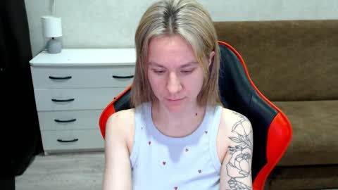 baby_kitte online show from November 5, 2025, 2:55 am