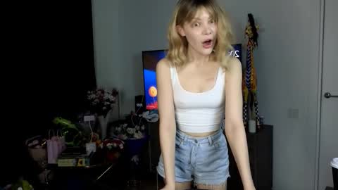 Snapshot of babydi_ chatting on November 9, 2025, 5:22 pm hiii honey im Diana 3 online show from November 9, 2025, 5:22 pm