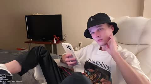 Snapshot of babyfacenorth chatting on December 5, 2024, 2:31 am Big cock boy online show from December 5, 2024, 2:31 am