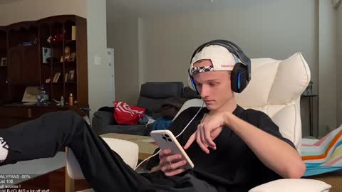 Snapshot of babyfacenorth chatting on December 7, 2024, 4:47 pm Big cock boy online show from December 7, 2024, 4:47 pm
