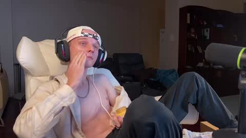 Snapshot of babyfacenorth chatting on December 13, 2024, 5:16 am Big cock boy online show from December 13, 2024, 5:16 am