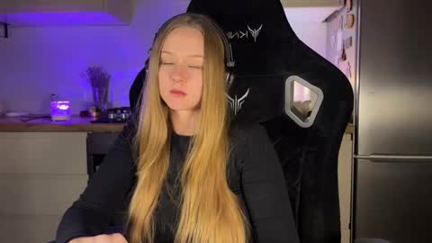 Snapshot of babyytonight chatting on September 30, 2025, 8:52 am NEXT STREAM  1AM GMT3  Alice    online show from September 30, 2025, 8:52 am