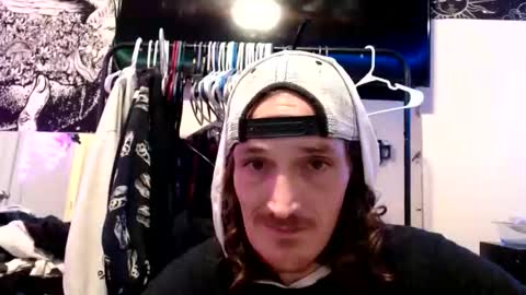 Snapshot of back2eden chatting on May 6, 2026, 6:19 am back2eden online show from May 6, 2026, 6:19 am