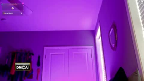 Snapshot of badbabesquirt chatting on December 17, 2025, 4:35 pm Alice online show from December 17, 2025, 4:35 pm