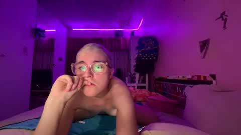 baddieprettypussy online show from April 18, 2026, 8:53 pm